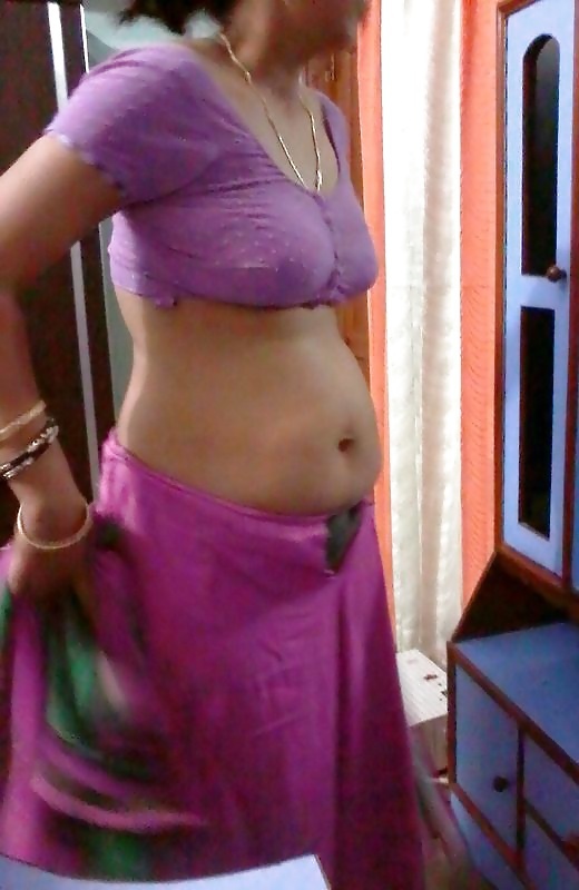 Bhabhi Showing Knockers And Navel